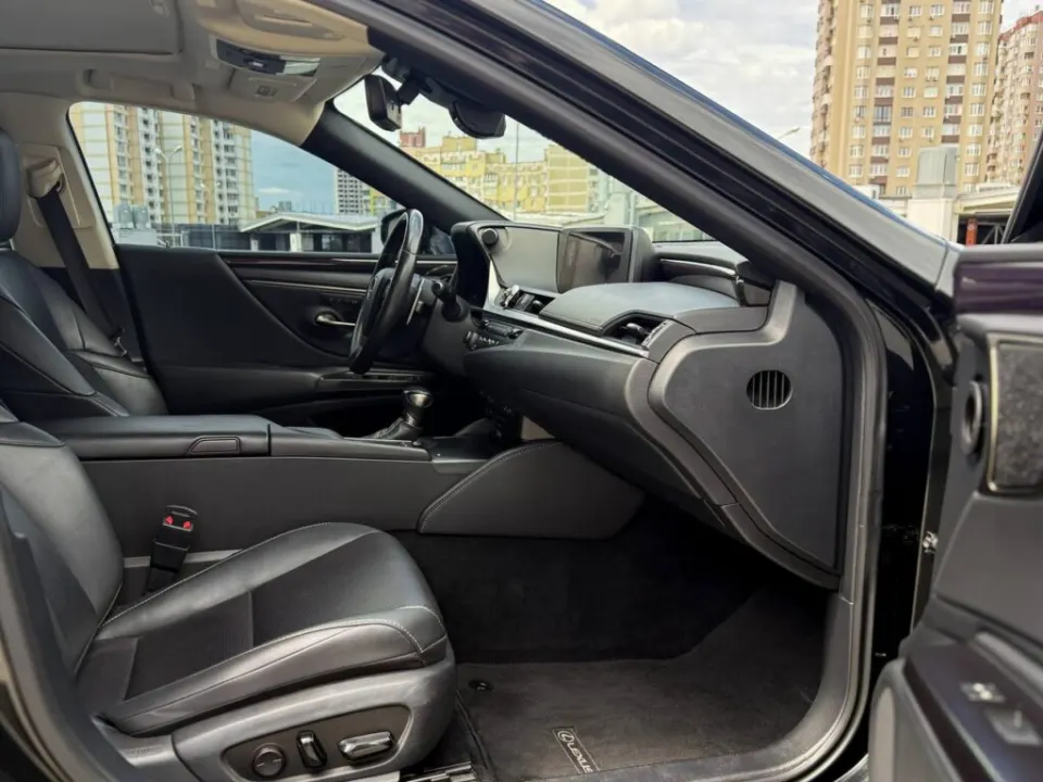 Lexus ES300 Hybrid 2019 из парка аренды KTRANS
